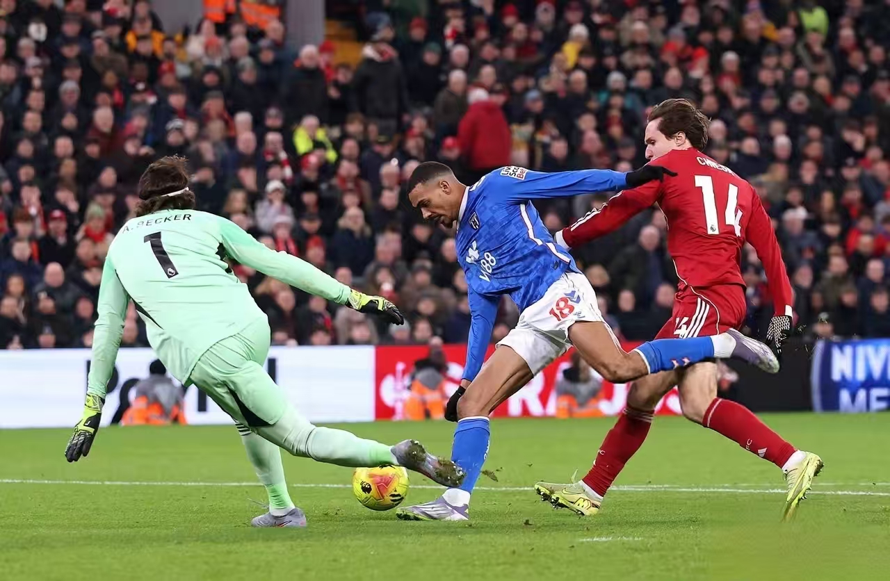 Un sprint de 80 metros del suplente Chiesa encarna el espíritu de la camiseta del Liverpool.